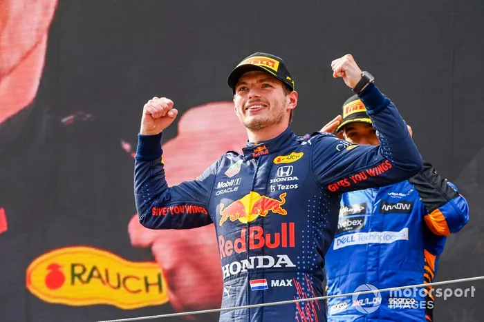 Podio: ganador Max Verstappen, Red Bull Racing