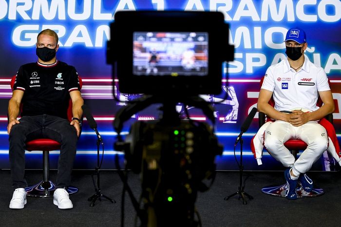 Valtteri Bottas, Mercedes, Mick Schumacher, Haas F1  en la conferencia de prensa