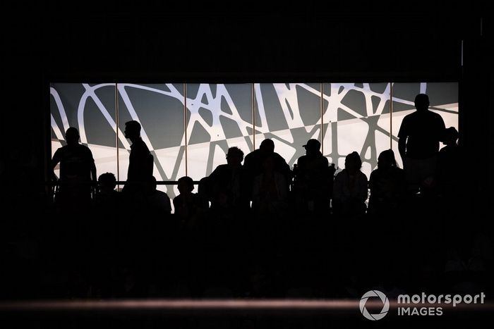 Fans observan desde un balcón