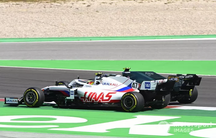 Mick Schumacher, Haas VF-21, Sebastian Vettel, Aston Martin AMR21