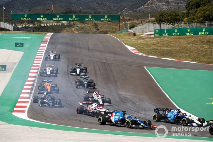 George Russell, Williams FW43B, Fernando Alonso, Alpine A521, Kimi Raikkonen, Alfa Romeo Racing C41, Antonio Giovinazzi, Alfa Romeo Racing C41, Yuki Tsunoda, AlphaTauri AT02, e il resto delle auto alla partenza