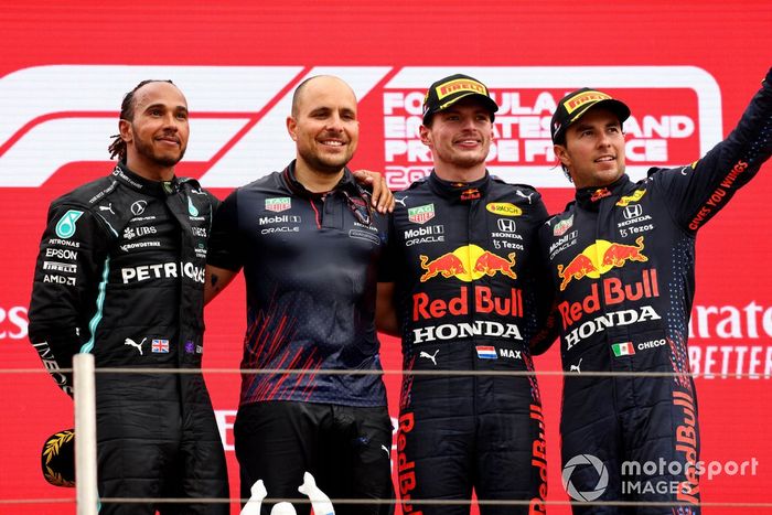 Podio: segundo lugar Lewis Hamilton, Mercedes, Gianpiero Lambiase, ingeniero de carrera de Red Bull Racing, ganador Max Verstappen, Red Bull Racing, tercer lugar Sergio Pérez, Red Bull Racing