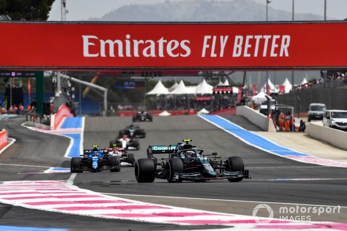 Sebastian Vettel, Aston Martin AMR21, Esteban Ocon, Alpine A521