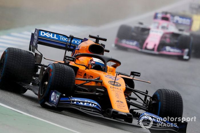 Carlos Sainz Jr, McLaren MCL34, lidera Sergio Pérez, Racing Point RP19