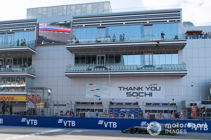 Ganador Lewis Hamilton, Mercedes AMG F1 W10, cruza la meta 