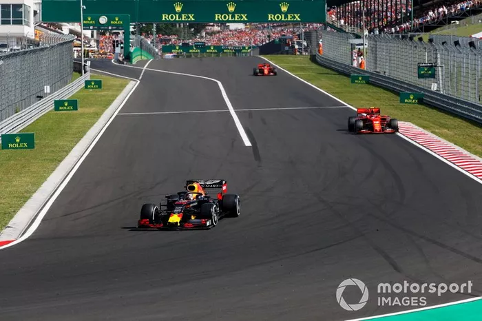 Max Verstappen, Red Bull Racing RB15, se une a Charles Leclerc, Ferrari SF90, y Sebastian Vettel, Ferrari SF90
