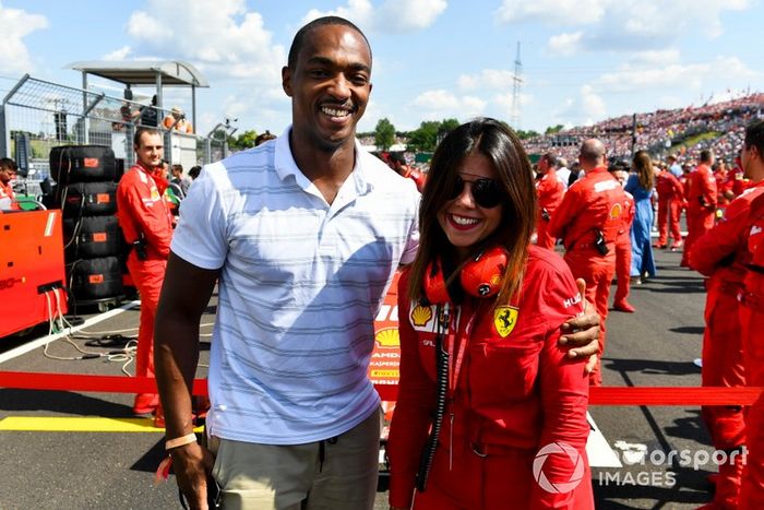 El actor Anthony Mackie en la parrilla