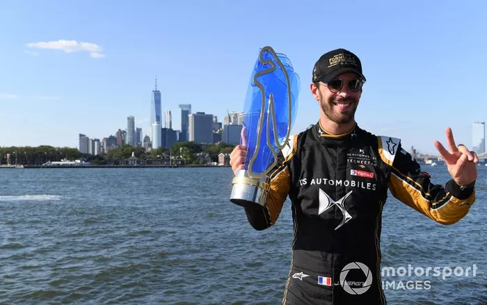 Campeón Fórmula E 2018/2019 Jean-Eric Vergne, DS TECHEETAH, con el trofeo