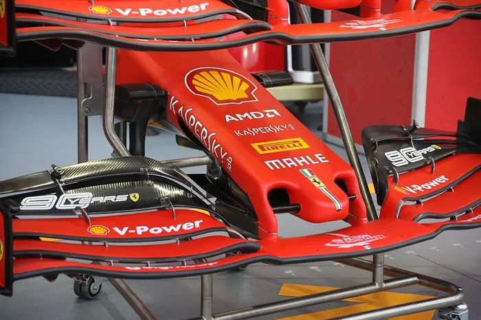 Ferrari SF90, asa dianteira