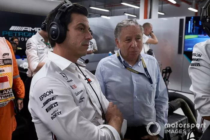 Toto Wolff, Executive Director (Business), Mercedes AMG, guarda le Qualifiche con Jean Todt, President, FIA