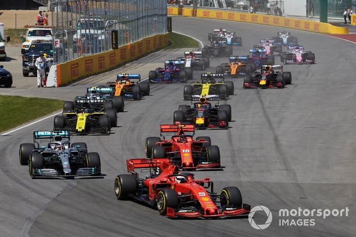 Sebastian Vettel, Ferrari SF90, precede Lewis Hamilton, Mercedes AMG F1 W10, Charles Leclerc, Ferrari SF90, Daniel Ricciardo, Renault R.S.19, Pierre Gasly, Red Bull Racing RB15, Valtteri Bottas, Mercedes AMG W10, Nico Hulkenberg, Renault R.S. 19,e il resto delle auto all'inizio della gara