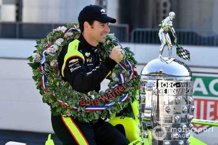 Simon Pagenaud, Team Penske Chevrolet con el trofeo Borg-Warner
