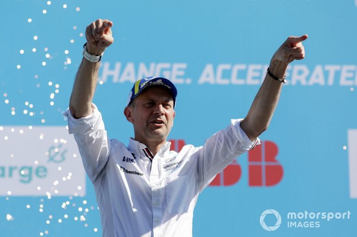 Podio: miembro del equipo Mercedes Benz EQ