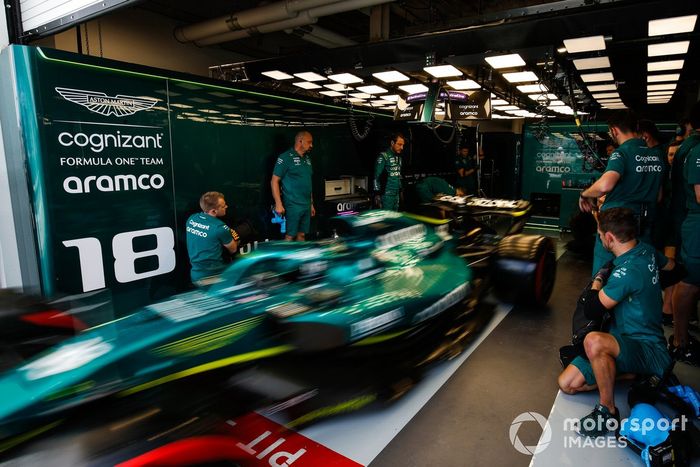 Lance Stroll, Aston Martin AMR22, sale del garaje