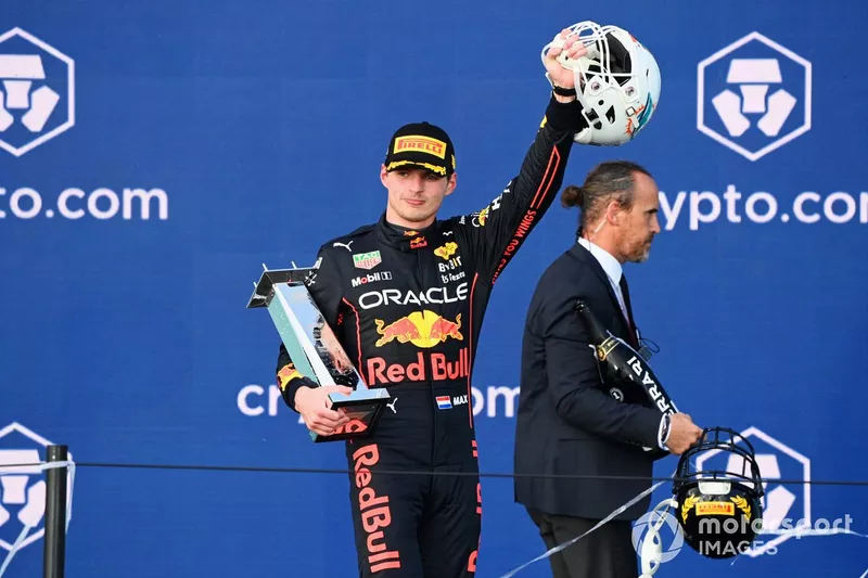 Max Verstappen, Red Bull Racing, con su trofeo de ganador en y el casco de los Miami Dolphins