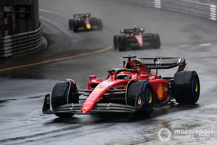 Charles Leclerc, Ferrari F1-75, Carlos Sainz, Ferrari F1-75, Sergio Pérez, Red Bull Racing RB18