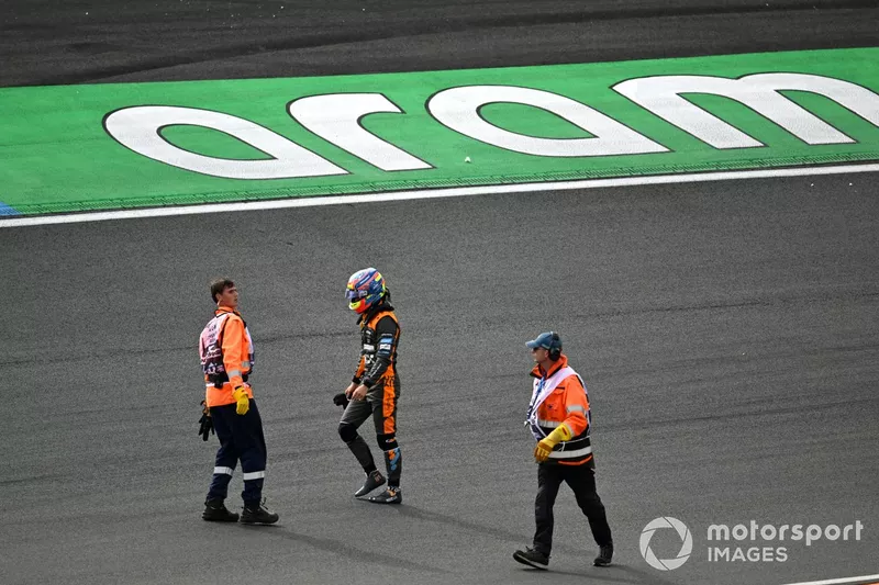 Oscar Piastri, McLaren, con i commissari dopo un incidente