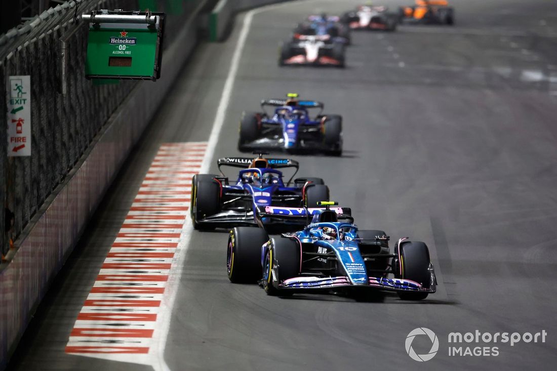 Pierre Gasly, Alpine A523, Alex Albon, Williams FW45, Logan Sargeant, Williams FW45