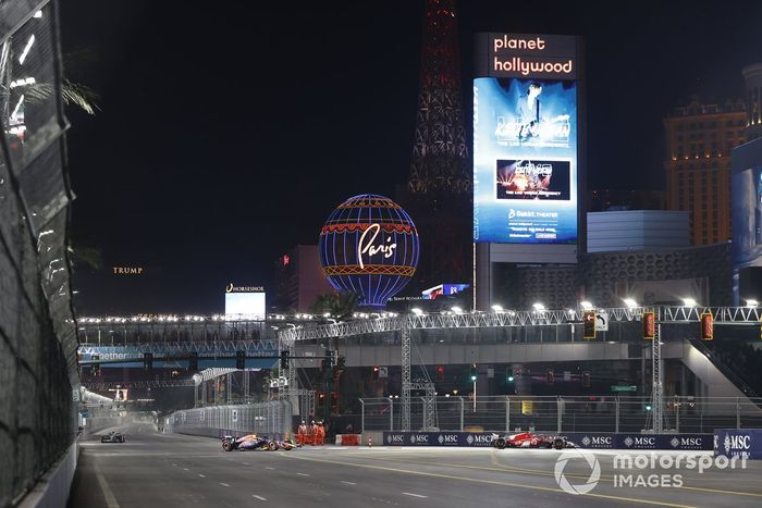 Carlos Sainz, Ferrari SF-23, Sergio Pérez, Red Bull Racing RB19