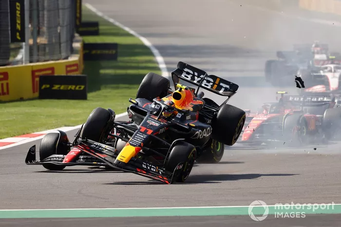 Charles Leclerc, Ferrari SF-23, Sergio Pérez, Red Bull Racing RB19, se tocan en la salida provocando el accidente del mexicano.