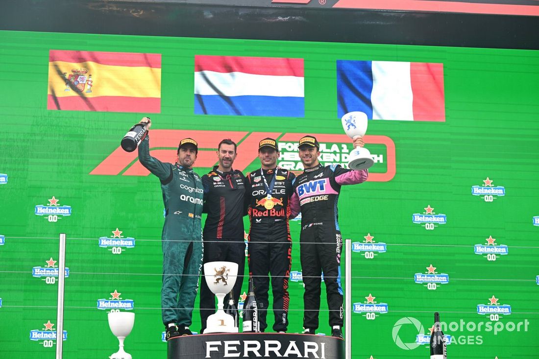 Fernando Alonso, Aston Martin F1 Team, 2ª posición, el delegado del trofeo Red Bull, Max Verstappen, Red Bull Racing, 1ª posición, Pierre Gasly, Alpine F1 Team, 3ª posición, en el podio.