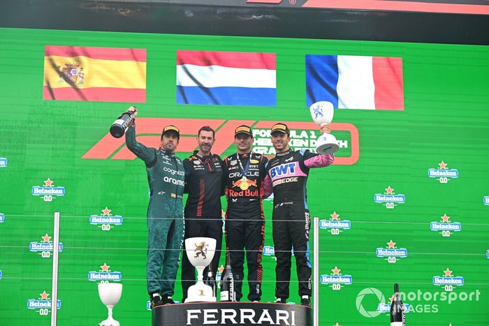 Fernando Alonso, Aston Martin F1 Team, 2ª posición, el delegado del trofeo Red Bull, Max Verstappen, Red Bull Racing, 1ª posición, Pierre Gasly, Alpine F1 Team, 3ª posición, en el podio.