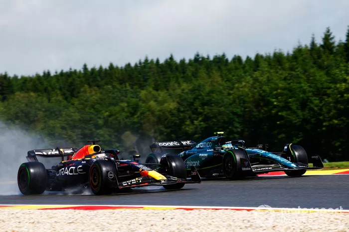 Fernando Alonso, Aston Martin AMR23, junto a Max Verstappen, Red Bull Racing RB19