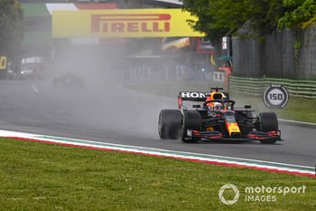 Verstappen wint spectaculaire GP in Imola, drama bij Mercedes