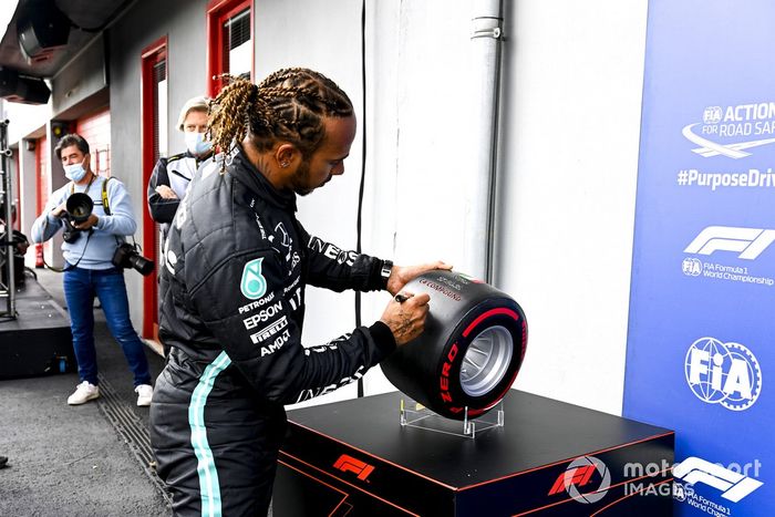 Ganador de la pole Lewis Hamilton, Mercedes, con el premio Pirelli Pole Position