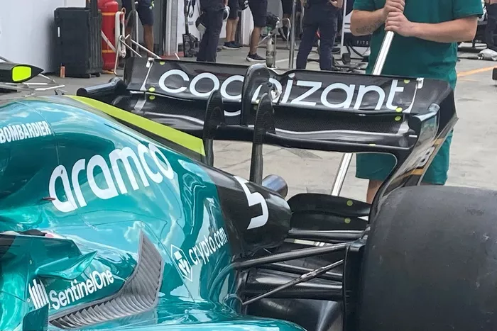 Aston Martin AMR22 achtervleugel