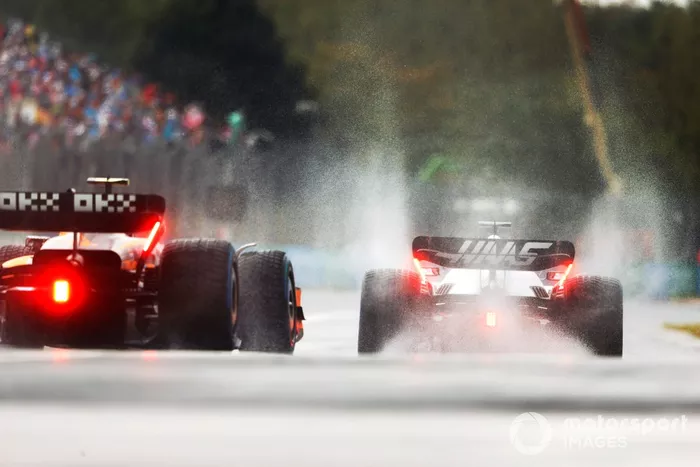 Kevin Magnussen, Haas VF-22, Lando Norris, McLaren MCL36