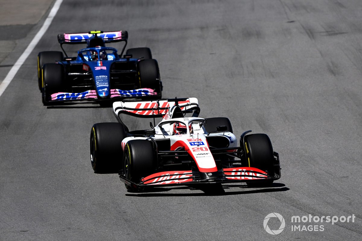 Kevin Magnussen, Haas VF-22, Esteban Ocon, Alpine A522