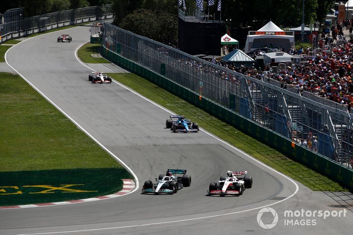 George Russell, Mercedes W13, lucha con Kevin Magnussen, Haas VF-22