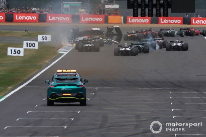 Zhou Guanyu, Alfa Romeo C42, se vuelca en la salida