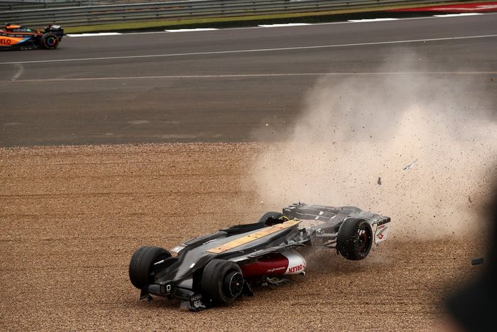 Zhou Guanyu, Alfa Romeo C42 se estrella al inicio de la carrera