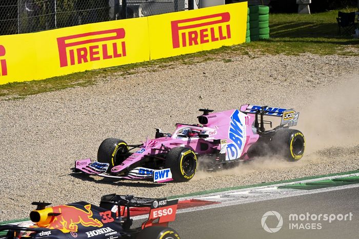 Sergio Pérez, Racing Point RP20, en la grava y  Max Verstappen, Red Bull Racing RB16