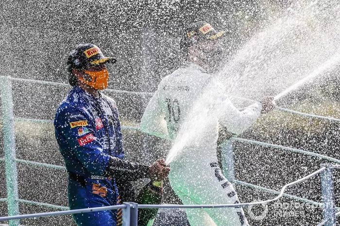 Podio: segundo lugar Carlos Sainz Jr., McLaren, ganador Pierre Gasly, AlphaTauri