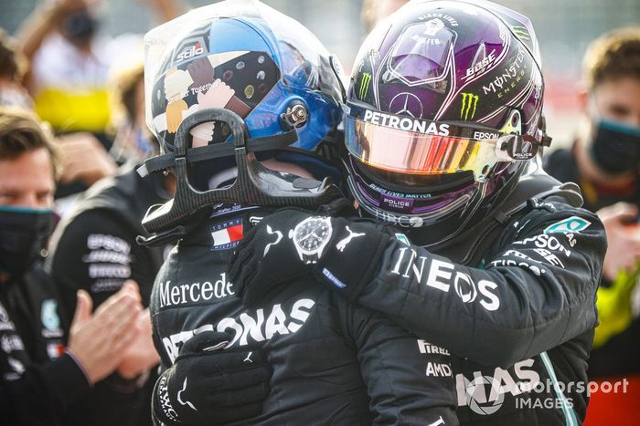 Segundo lugar Valtteri Bottas, Mercedes-AMG F1y el ganador Hamilton, Mercedes-AMG F1 celebran en Parc Ferme 