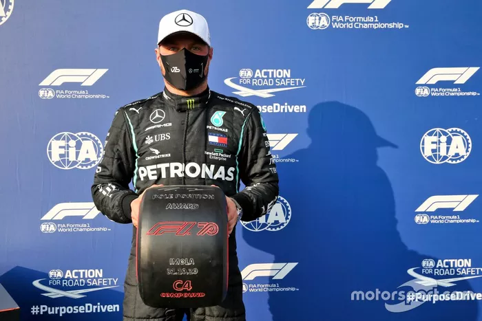 Ganador de la pole Valtteri Bottas. Mercedes AMG F1 con el premio de Pirelli Pole Position
