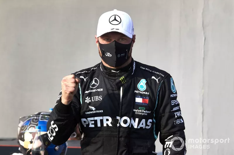 Il Pole man Valtteri Bottas, Mercedes-AMG F1, festeggia nel parco chiuso