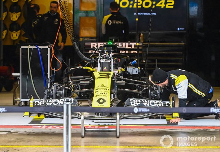 Un mecánico de Renault trabajando en el garaje