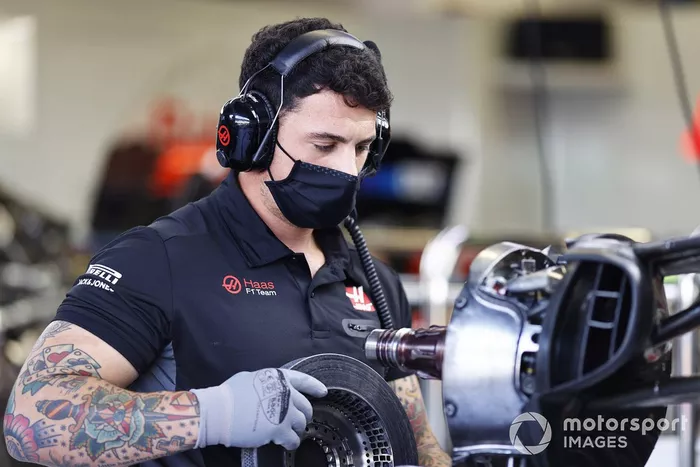 Un miembro de Haas con el conducto de freno