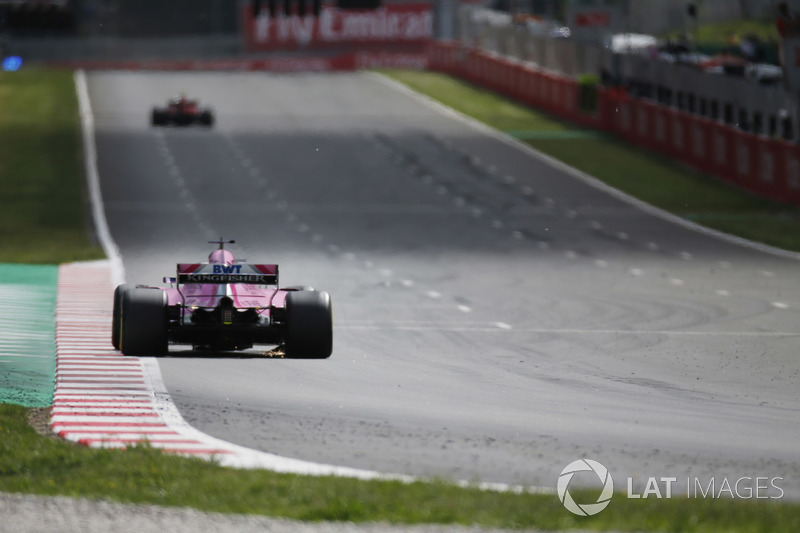 Scintille sotto la monoposto di Sergio Perez Force India VJM11 dopo che il messicano transita sui detriti lasciati da Max Verstappen, Red Bull Racing RB14