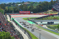 Lewis Hamilton, Mercedes-AMG F1 W09 leidt de race bij de start