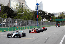 Valtteri Bottas, Mercedes AMG F1 W09, Sebastian Vettel, Ferrari SF71H, Lewis Hamilton, Mercedes AMG F1 W09, and Kimi Raikkonen, Ferrari SF71H güvenlik aracı sonrası