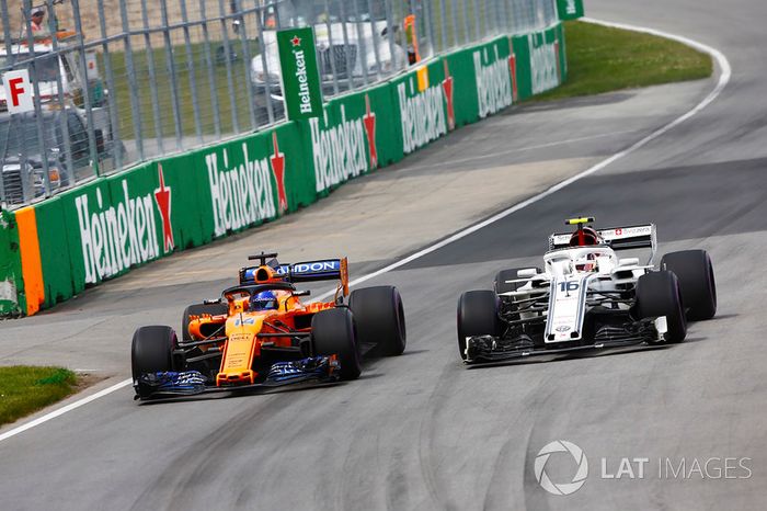 Fernando Alonso, McLaren MCL33, lucha con Charles Leclerc, Sauber C37