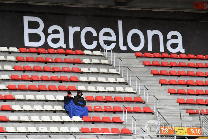 Alguns corajosos esperaram ver carros na pista.