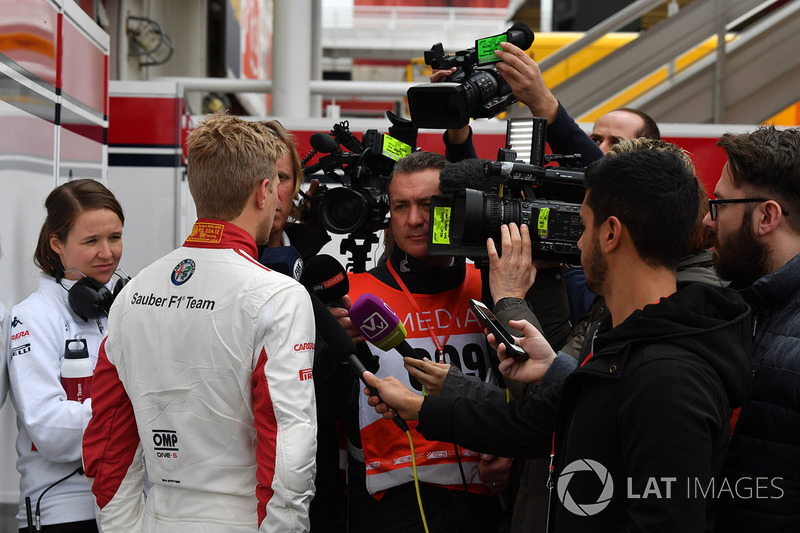 Marcus Ericsson, Alfa Romeo Sauber F1 Team con los medios