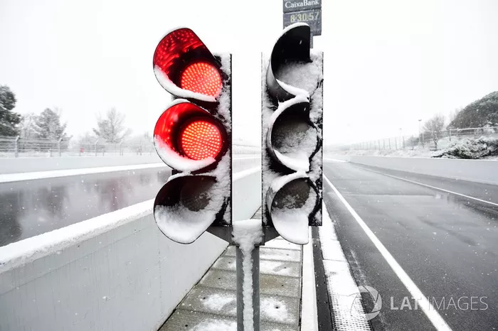 Le neige retarde le troisième jour des essais