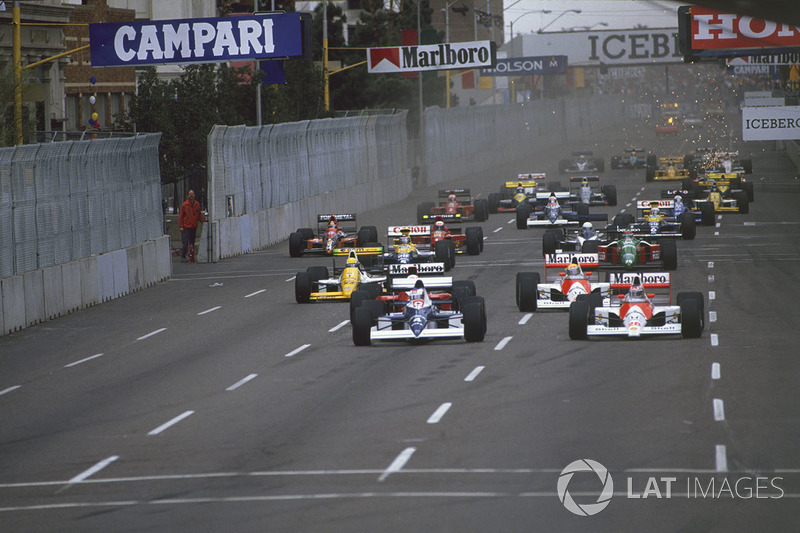 Jean Alesi, Tyrrell 018 Ford plonge à l'intérieur de Gerhard Berger, Mclaren MP4/5B Honda pour prendre la tête